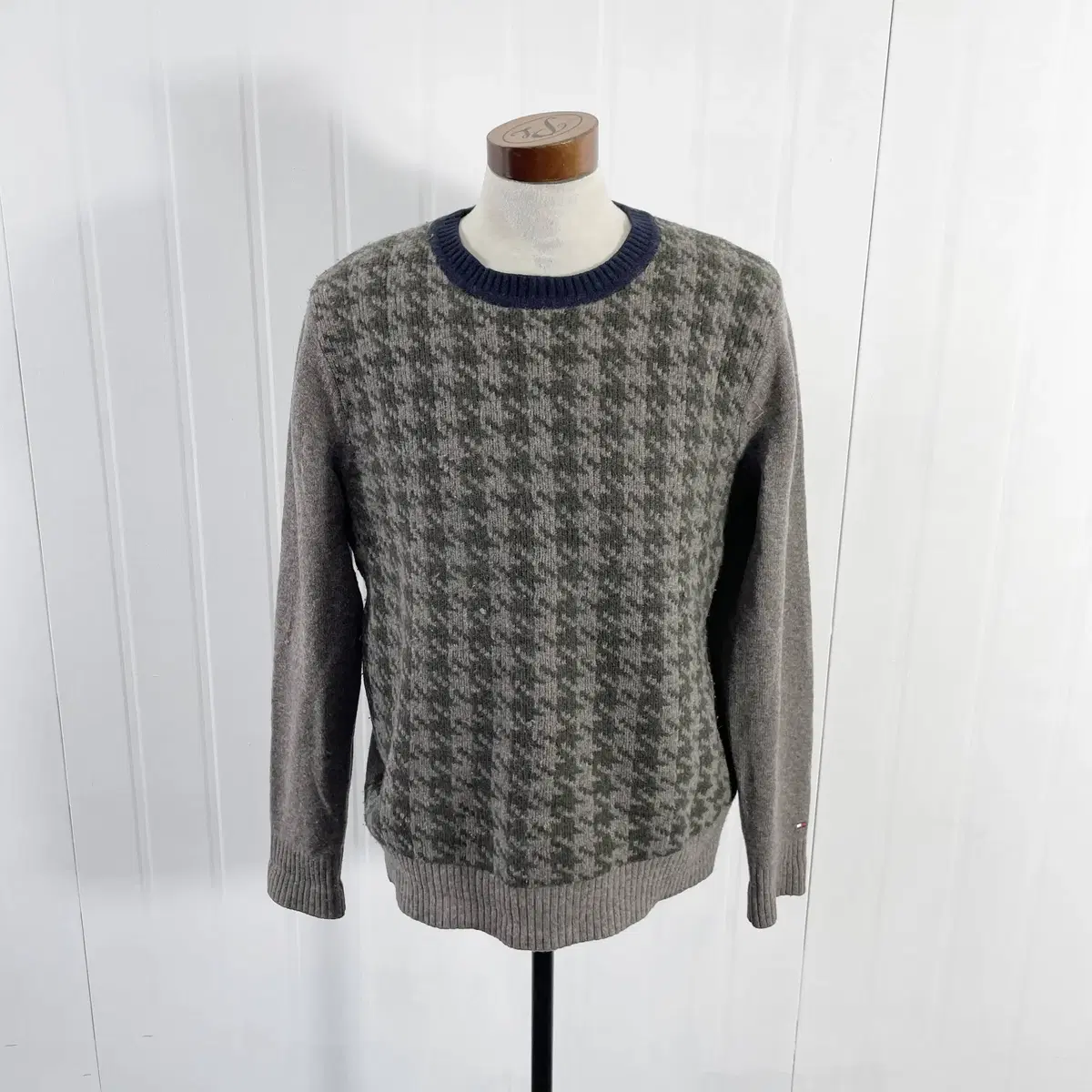 D1 Tommy Hilfiger Men's Knit Shirt sizes 105-110