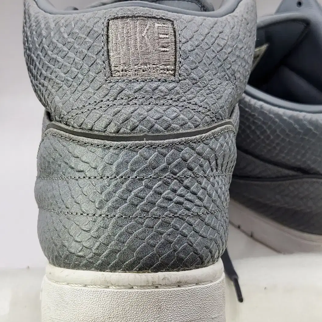 나이키 Air Python "Cool Grey" 스니커즈(275)