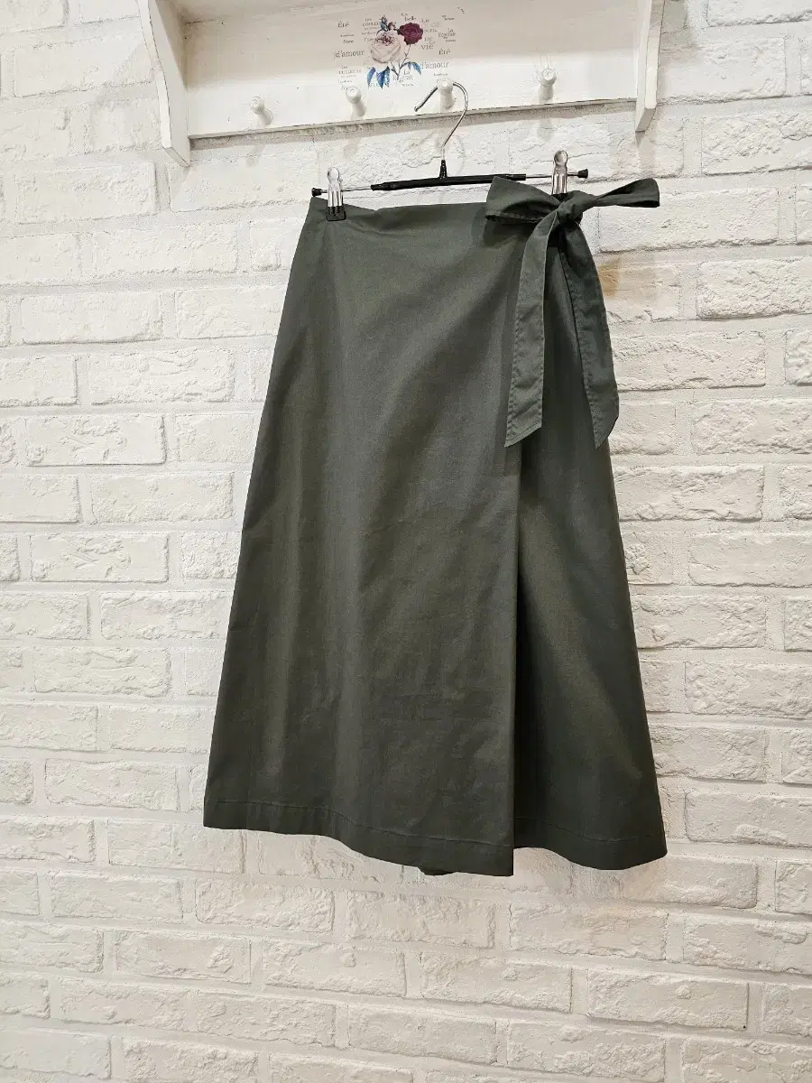 UNIQLO Kaki. Skirt pants