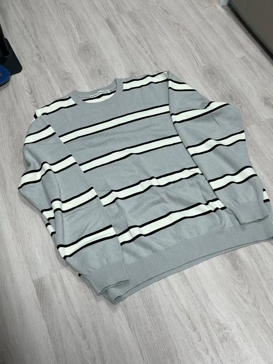 Sell)Intempo Mood Stalkers Striped Round Knit XL size Pearl gray color