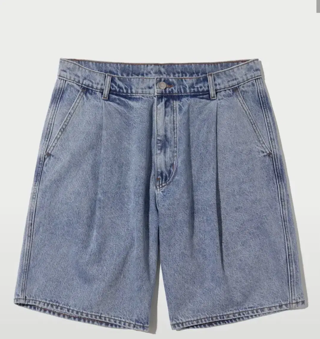 [L] Outstanding One Tuck Denim Shorts in Sky Blue