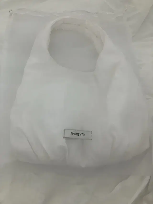 아모멘토 스몰 패디드백 패딩백 SMALL PADDED BAG  WHITE