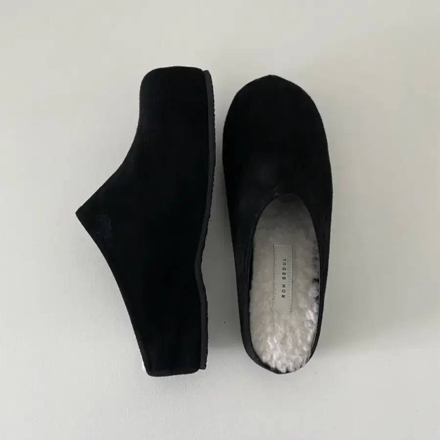 로서울 ROUND PLATFORM CLOGS - SUEDE BLACK /