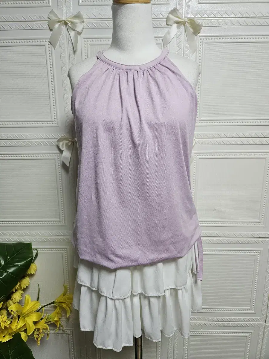 Ribbed tank top with lavender cap