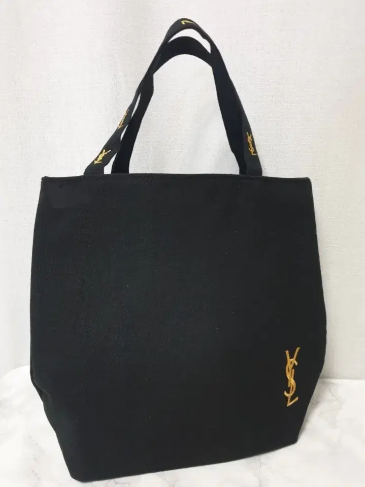 Yves Saint Laurent Eco Bag (zippered)