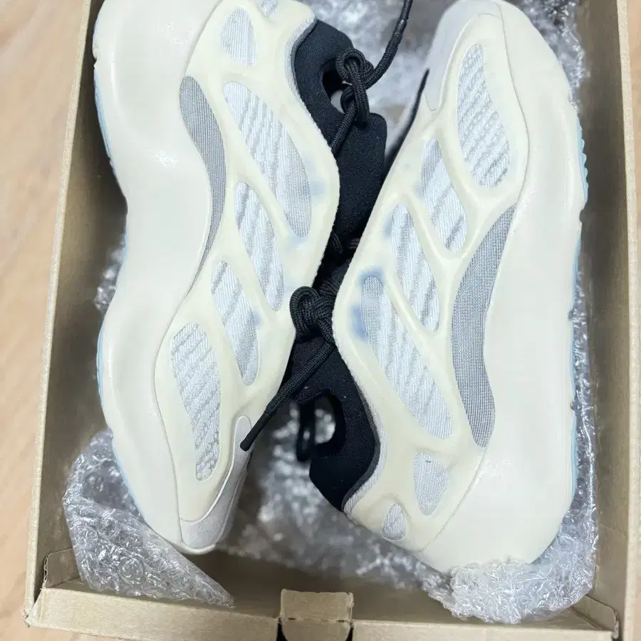 아디다스 YEEZY 700 V3 아자엘