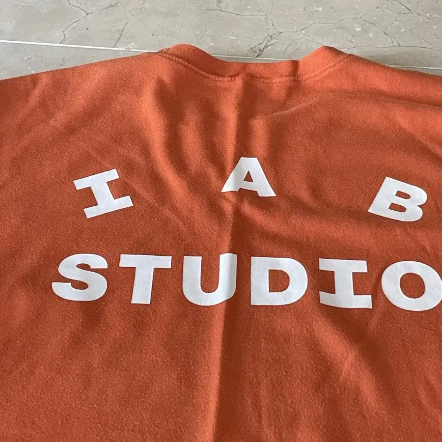 아이앱스튜디오 iabstudio orange t-shirt