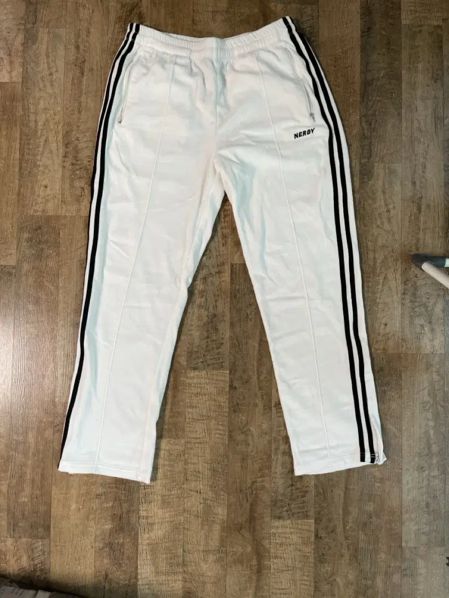 Wide-legged white sweatpants