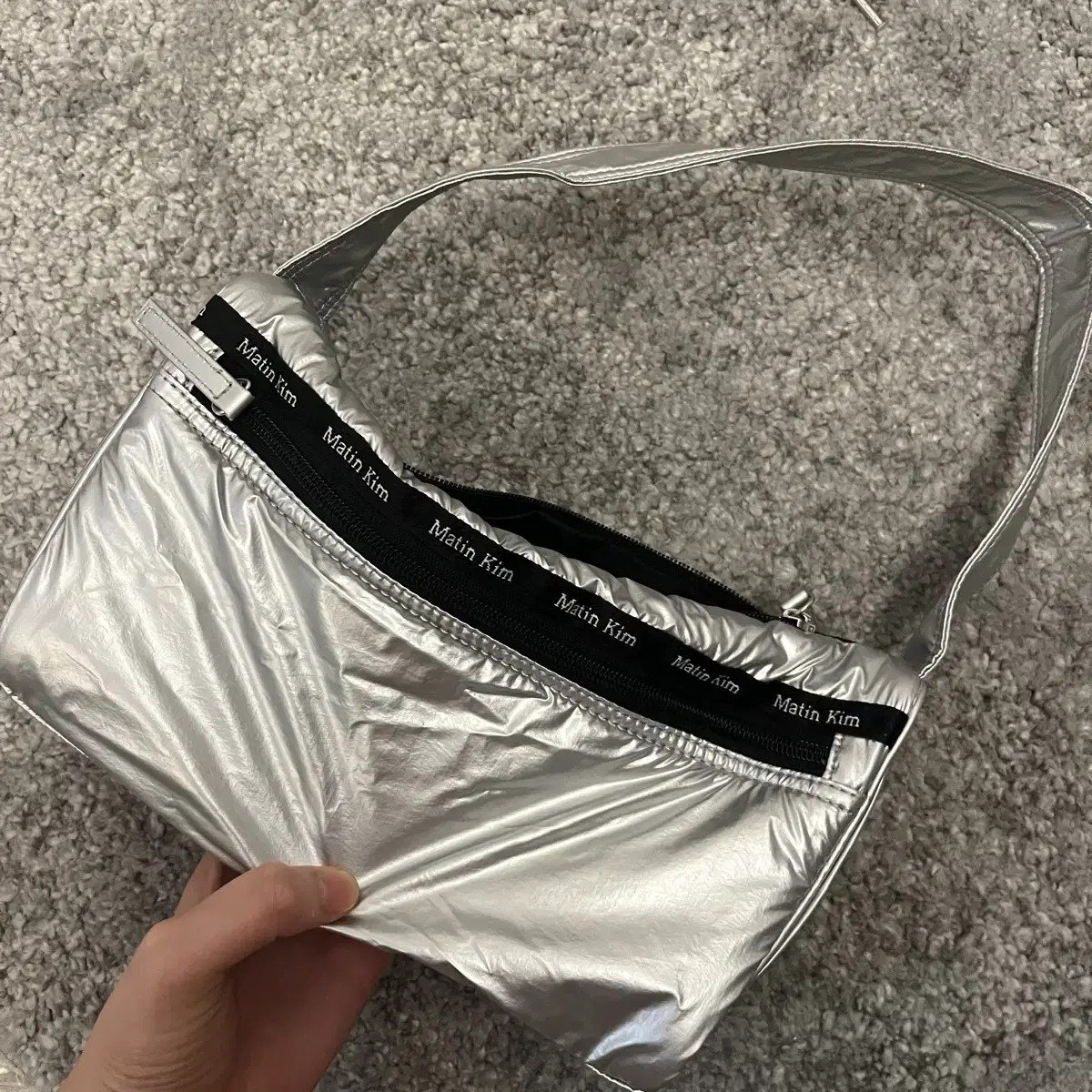 마뗑킴 가방 matinkim glossy tote bag in silve