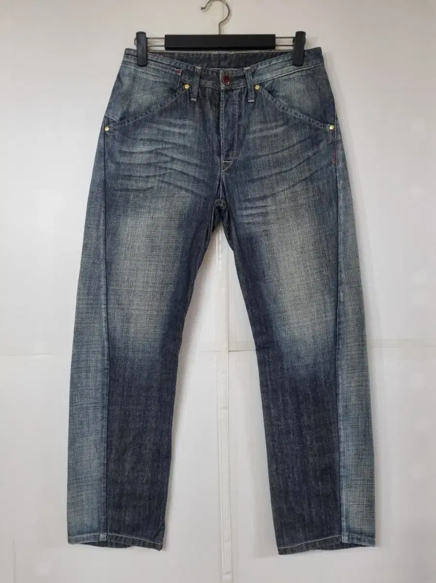 32) Levi's Cloth Patch Wash Denim Raw Edge Dated Jeans