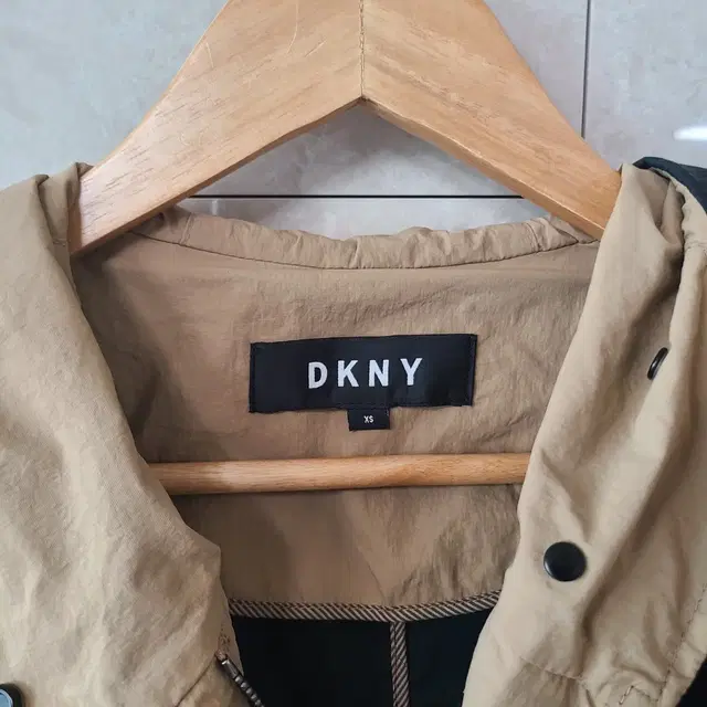 2019년 DKNY 백화점판 트렌치코트