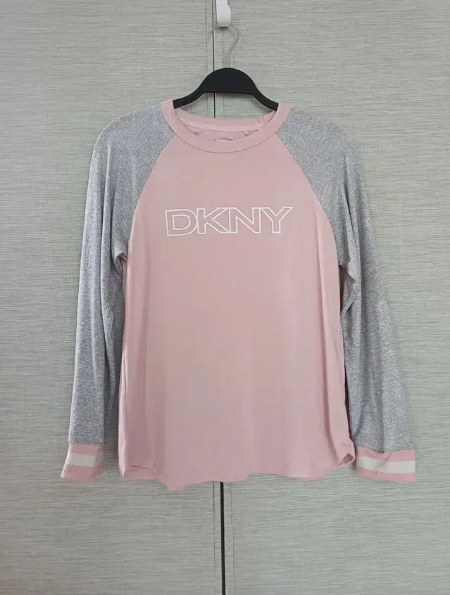 DKNY 딸기우유 니트티 M