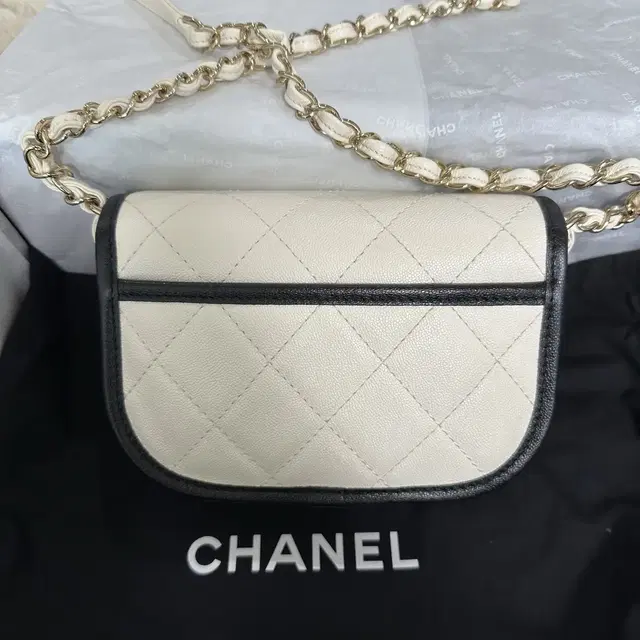 샤넬 CHANEL 미니 메신저백 캐비어 시즌백