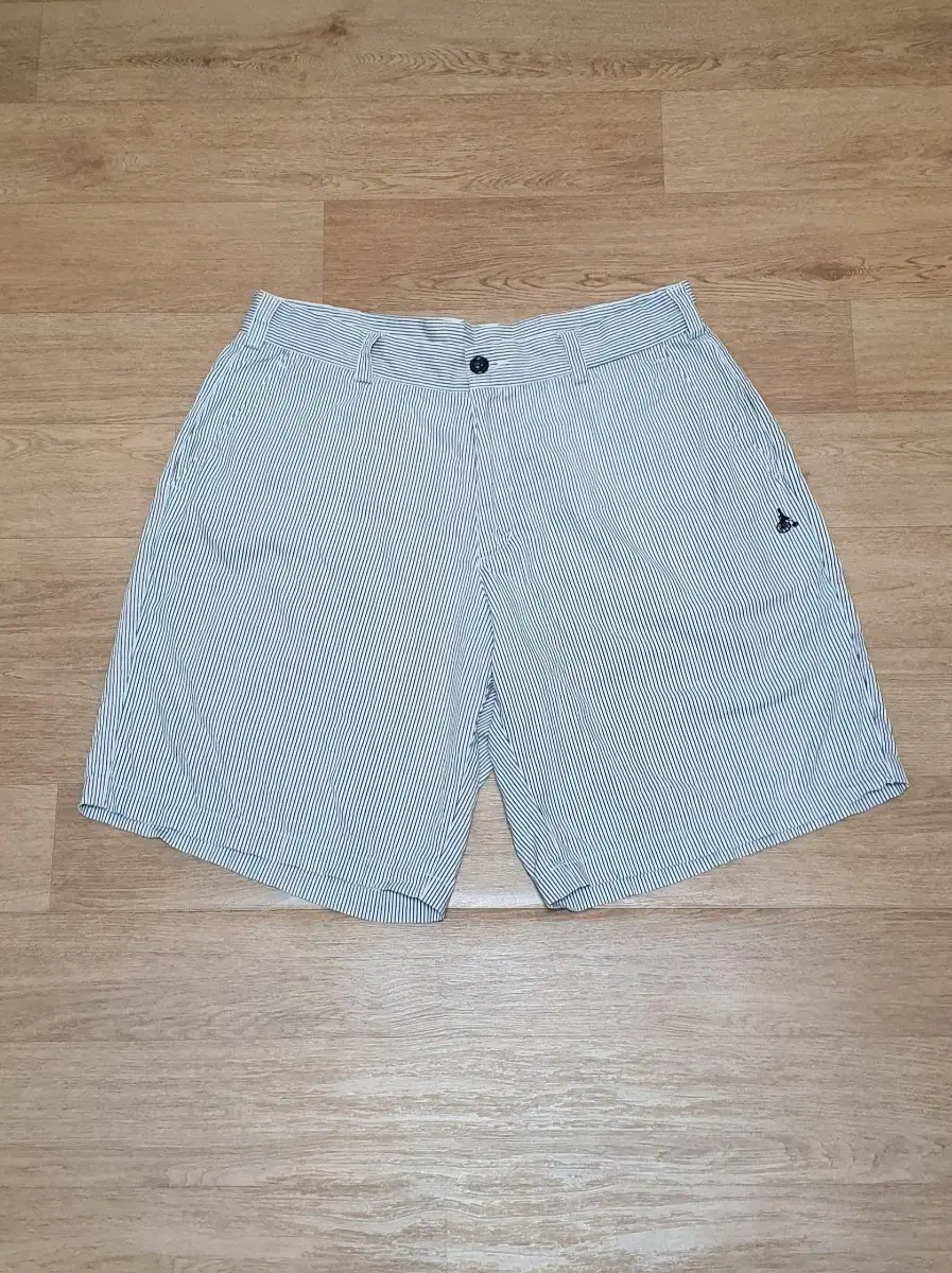 Sells genuine Vinpole vahn shorts.