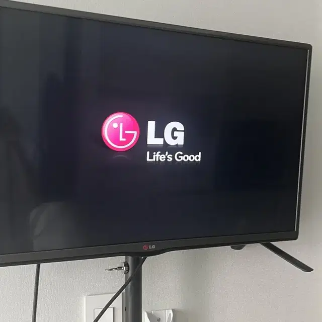 LG 32LB 32인치 컬러티비 리모컨과 함께  성능 좋고 디자인 깔끔하