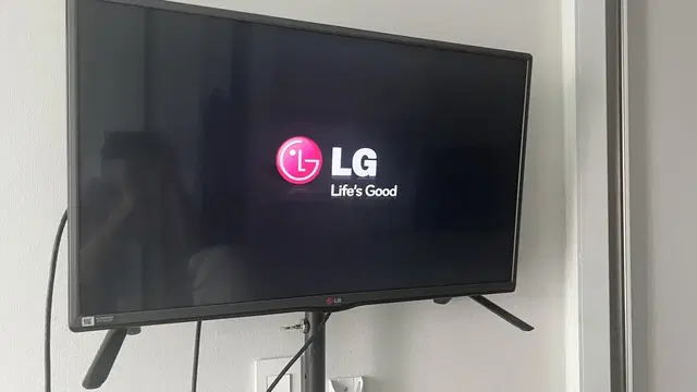 LG 32LB 32인치 컬러티비 리모컨과 함께  성능 좋고 디자인 깔끔하