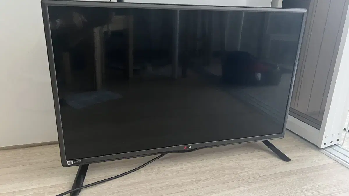 LG 32LB 32인치 컬러티비 리모컨과 함께  성능 좋고 디자인 깔끔하