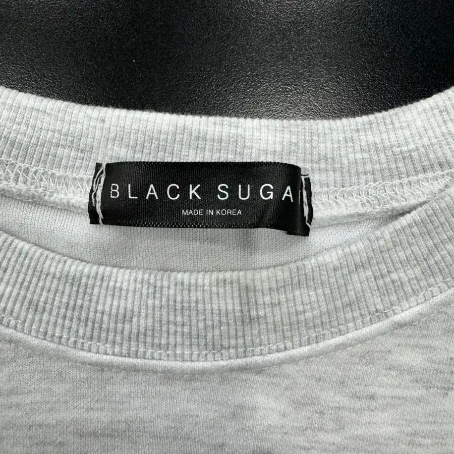 BLACK SUGAR 멜란지색상의 숏 맨투맨