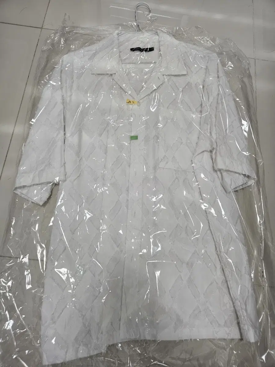 Hatching Room Tesla Shirt White Size 4