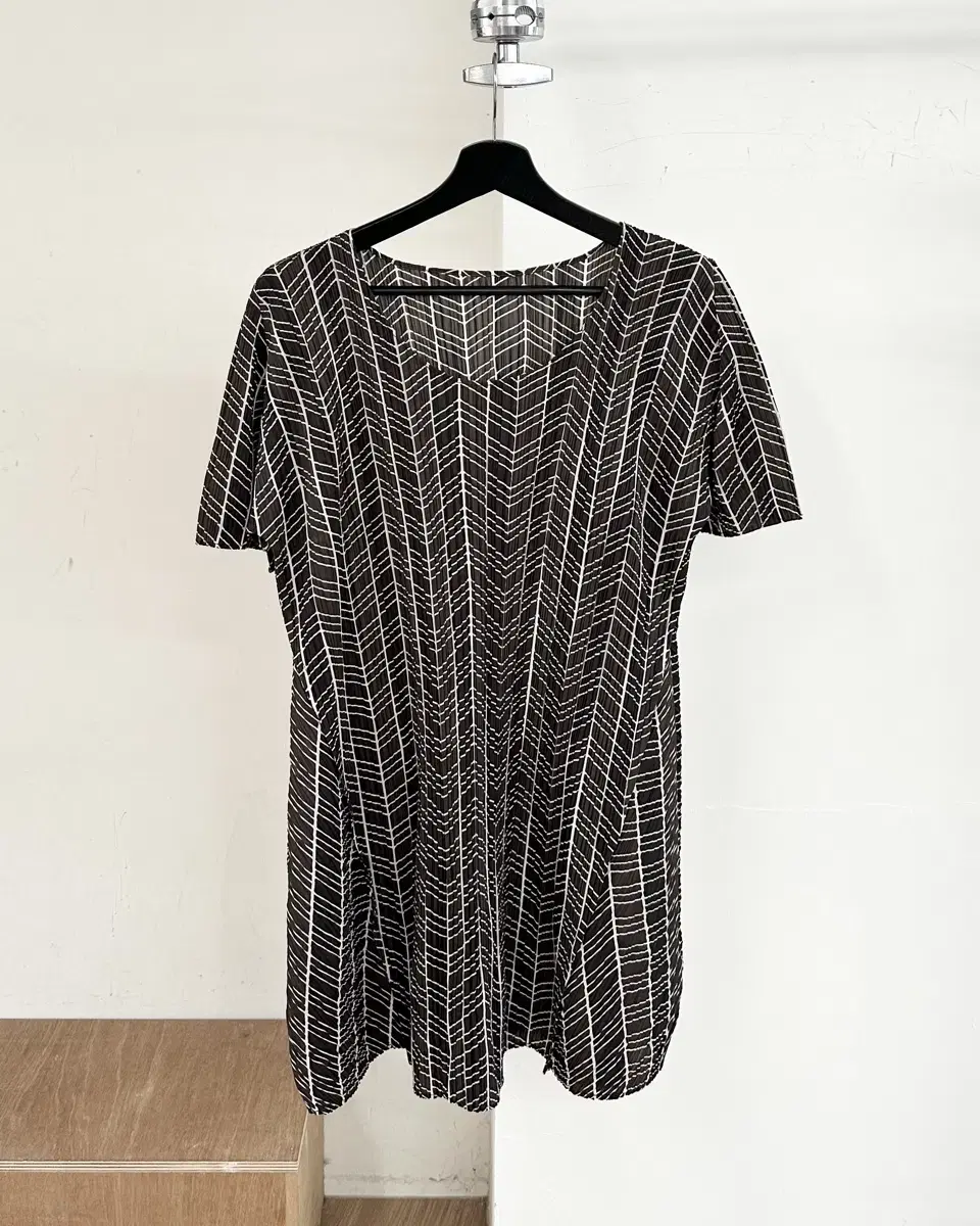 Pleated brown patterned ruched half tee