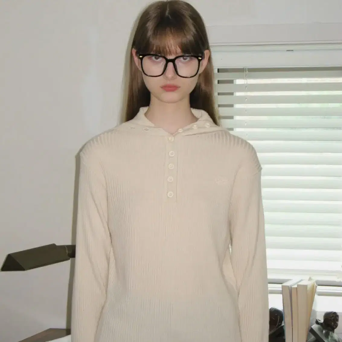 시눈 HOODED BUTTON KNIT TOP