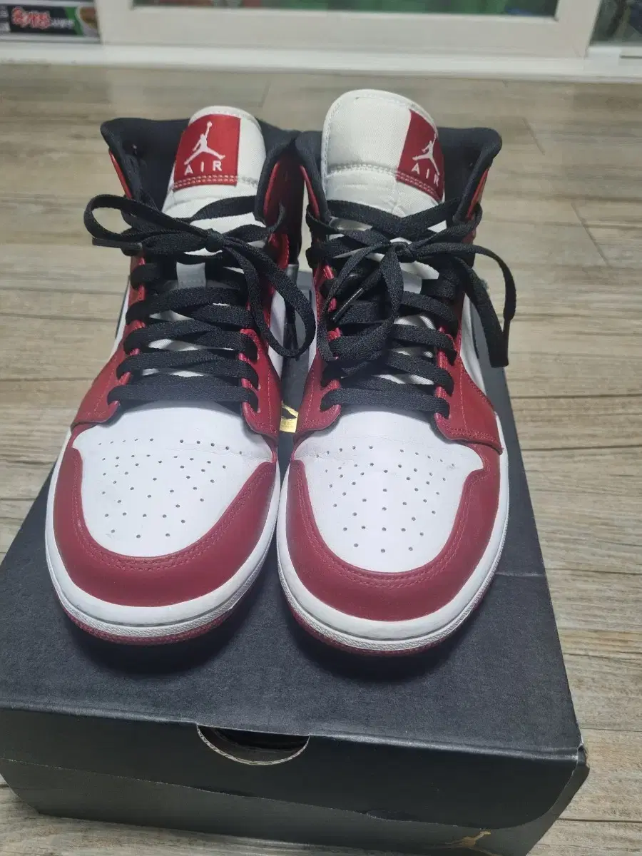 We sell Jordan Chicago Mid