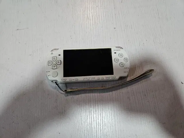 psp 2000 노박스 팝니다 - 충전기 잃어버려 안킨지 꽤됨