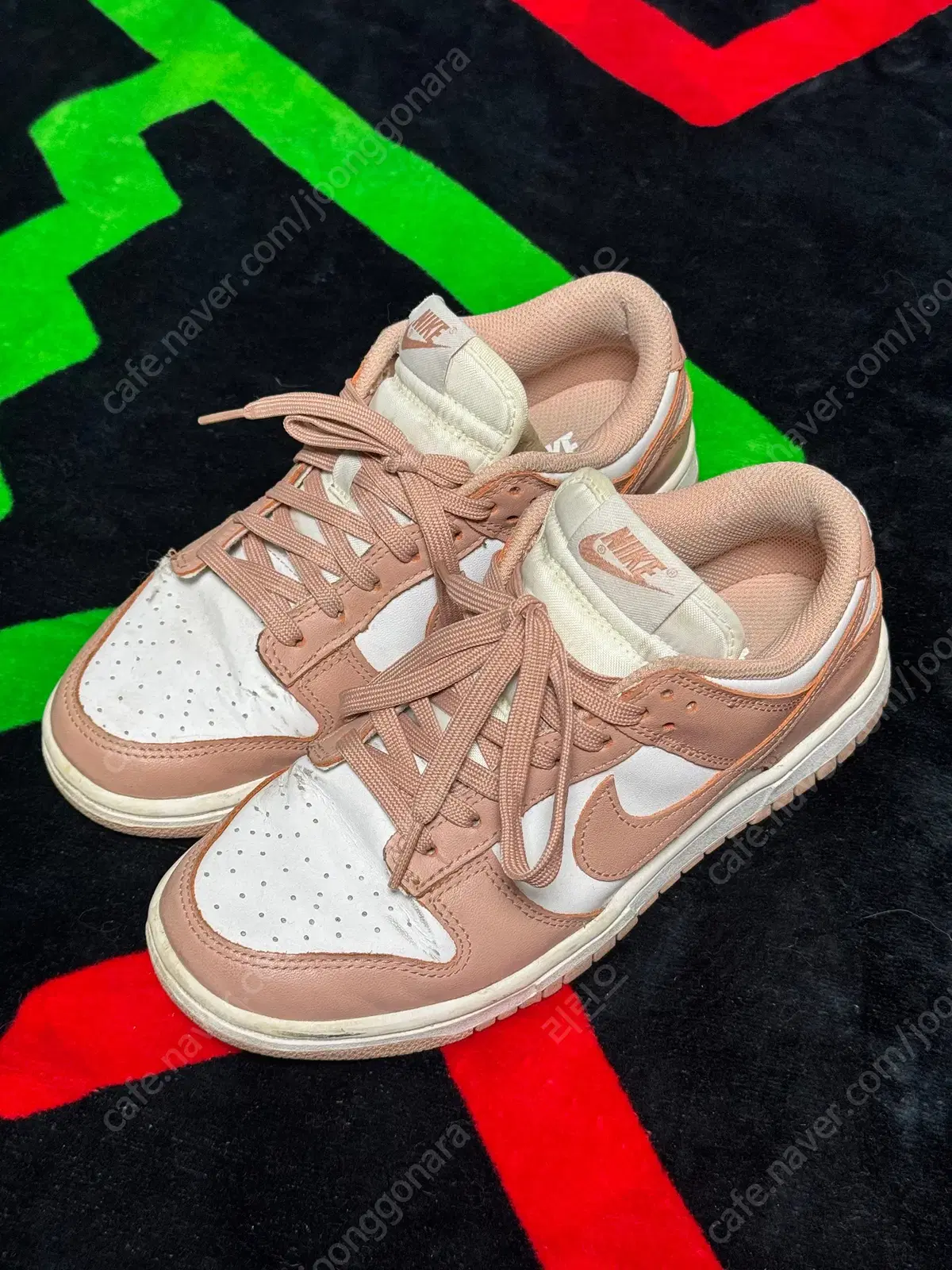 Nike Dunk Women's (235) sells.