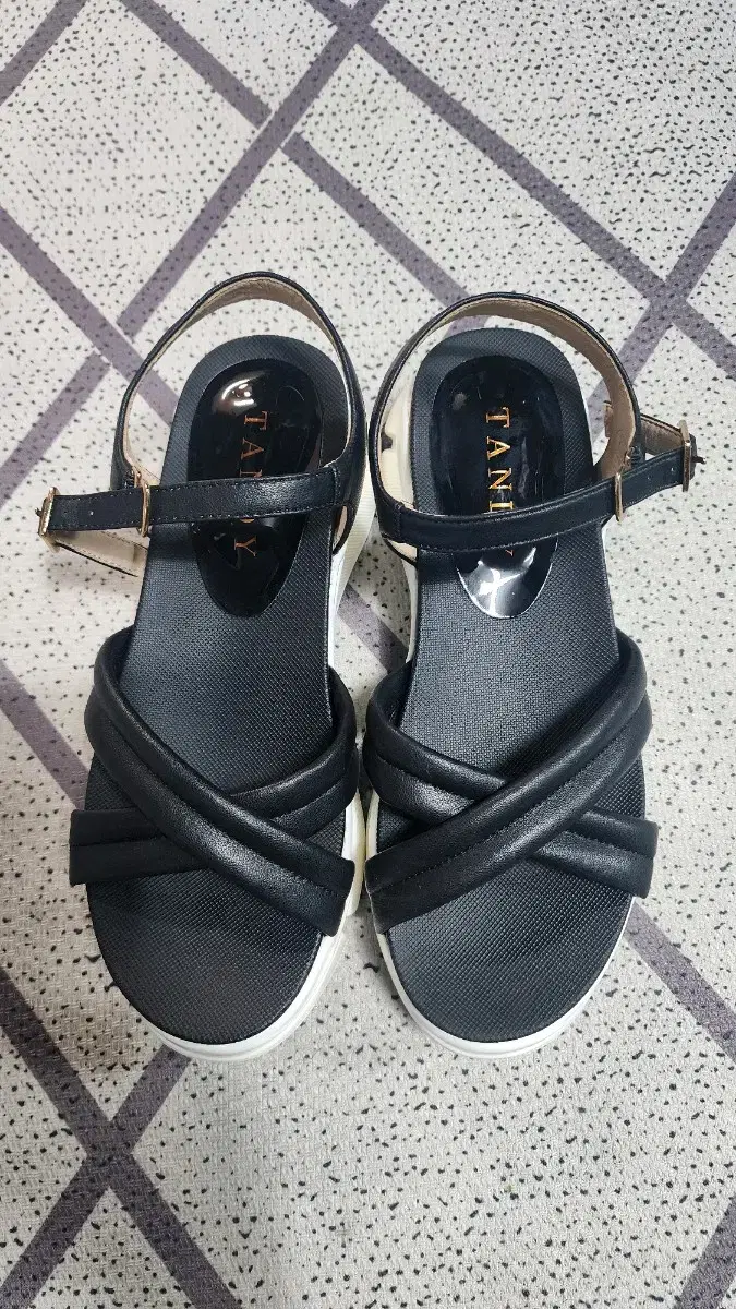 Tandy Sandals 235