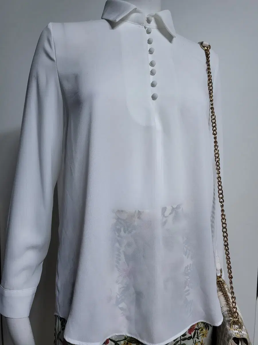 Good condition, white blouse... Returned 51 length front 61 back 65