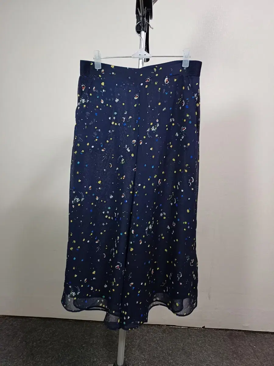 LEE Yeoreum Floral Skirt Navy