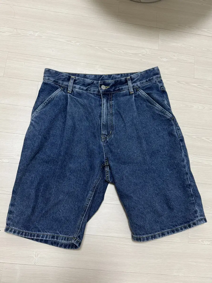 Uniform Bridge One-Tuck Denim Shorts