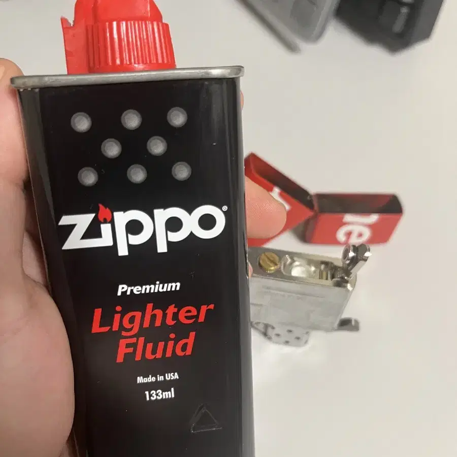 슈프림 zippo 라이터 (라이터기름 + 추가 부싯돌 2개)