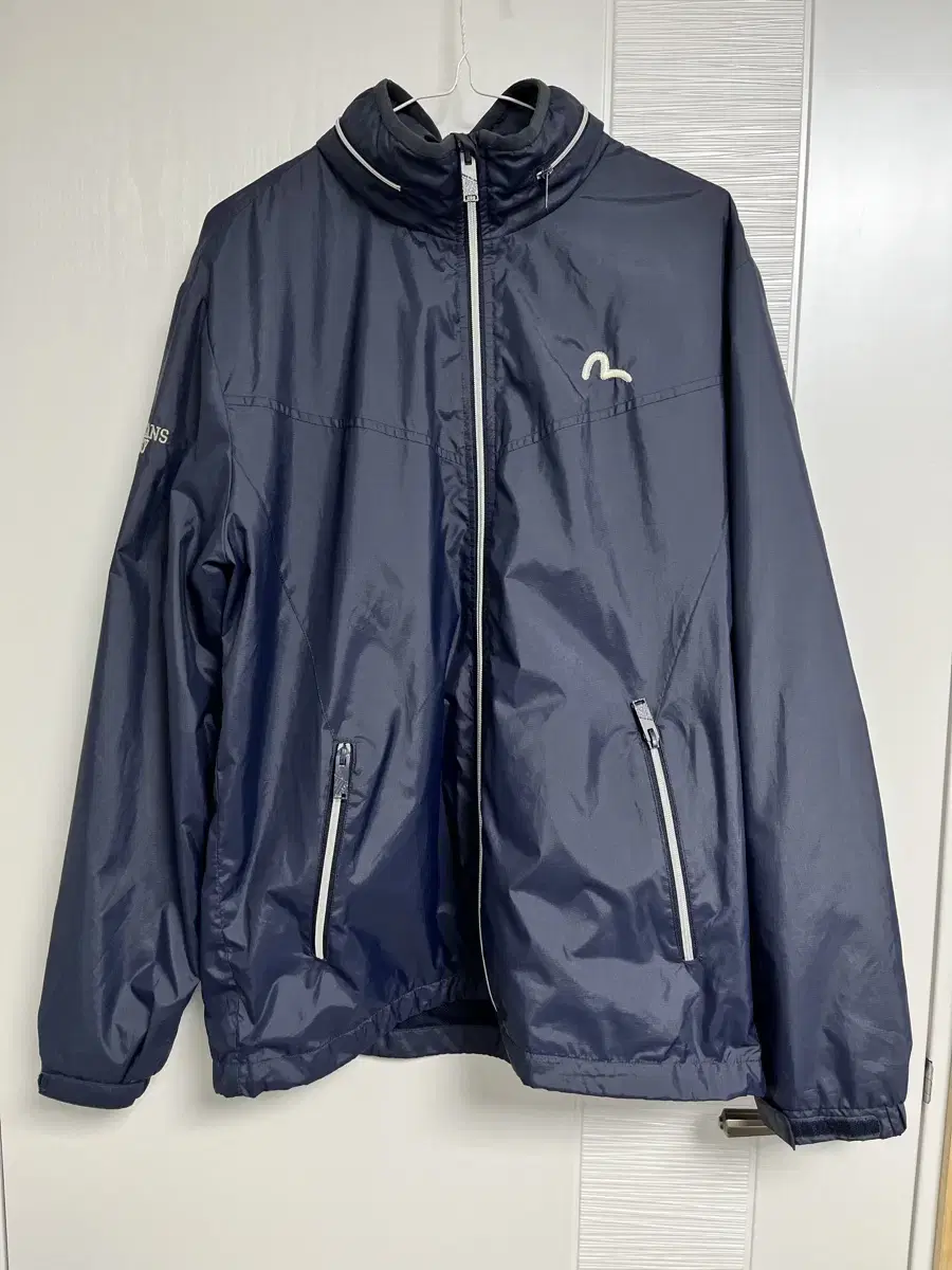 Evisu Windbreaker XL . . 18