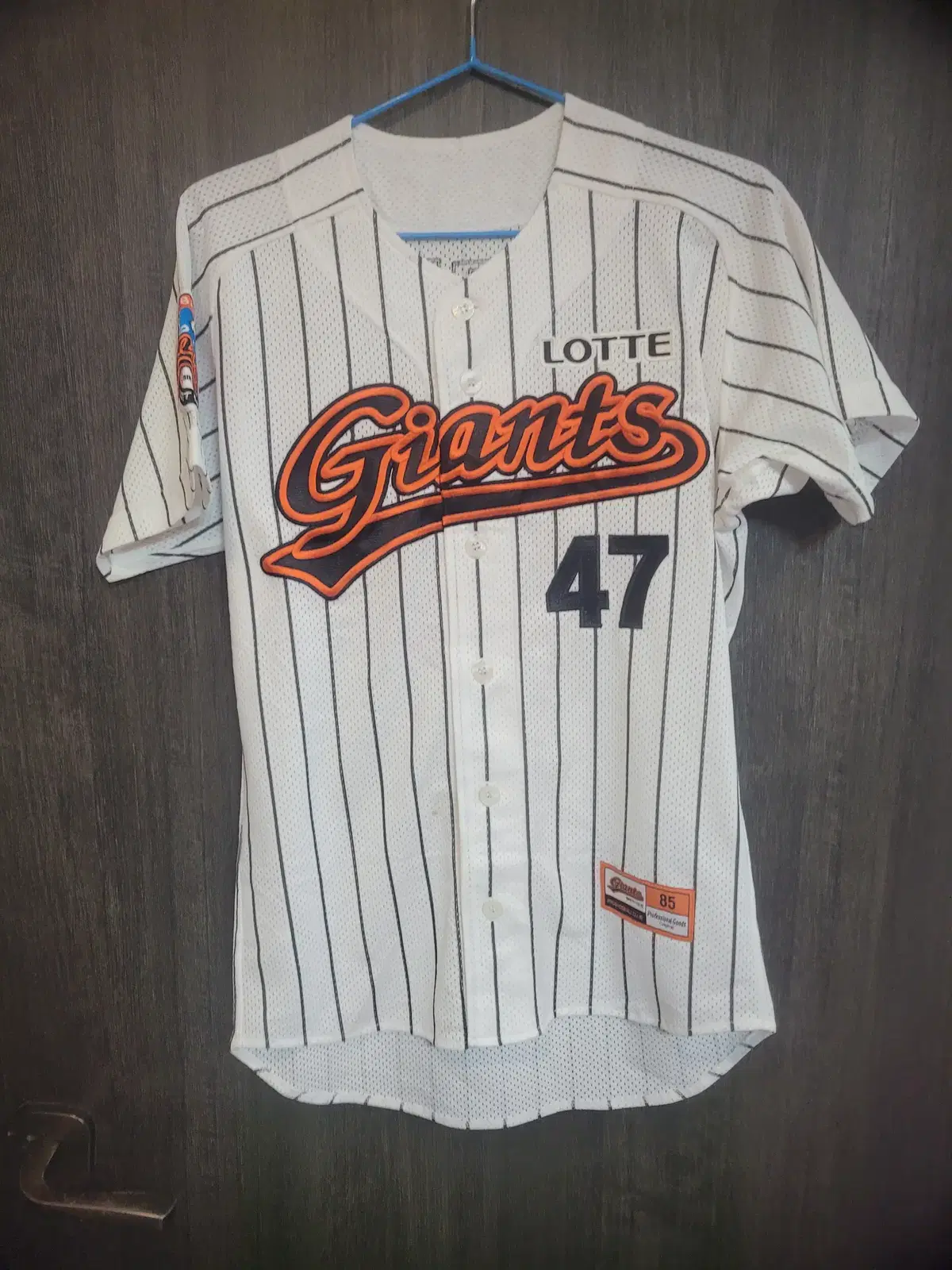 Lotte Giants home jersey 85 marking side slightly damaged