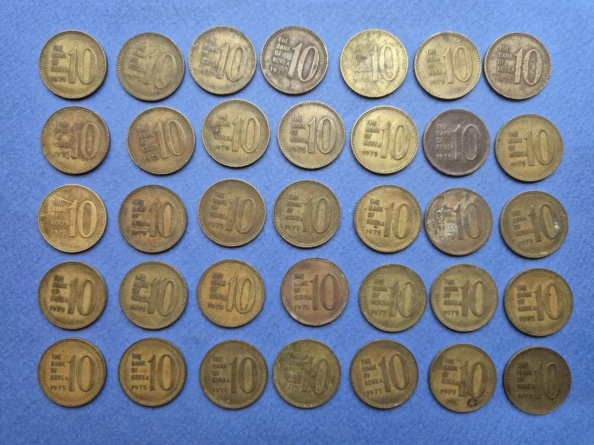 35 coins of 10 won used in 1975 -3-