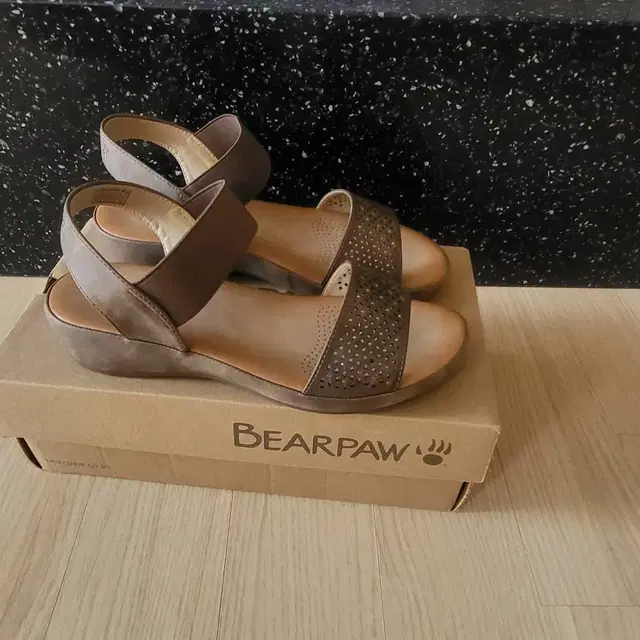 BEARPAW 베어파우 샌들 235