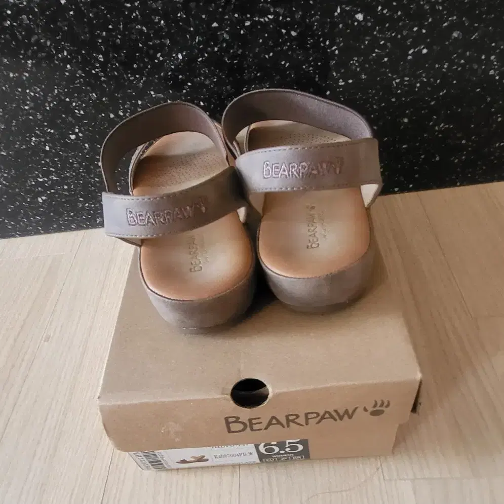 BEARPAW 베어파우 샌들 235