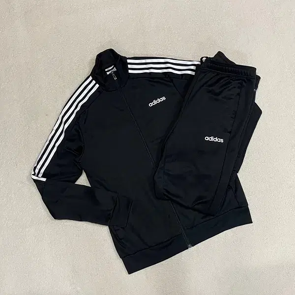 L Adidas Tracksuit Set B.2246