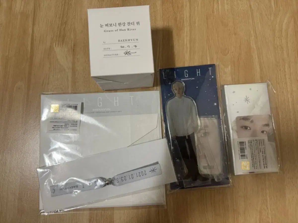 EXO baekhyun Concert MD ( Scented Candle + Stand + Flipbook + Bracelet + Ticket)