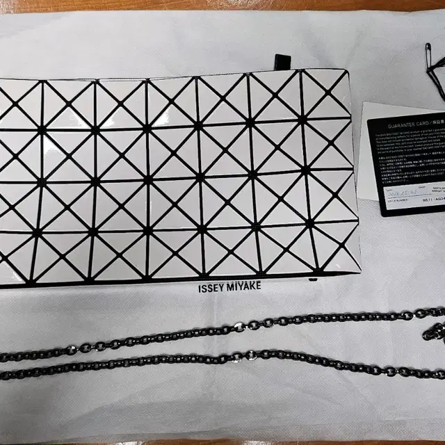 이세이 미야케 바오바오 체인 클러치 화이트