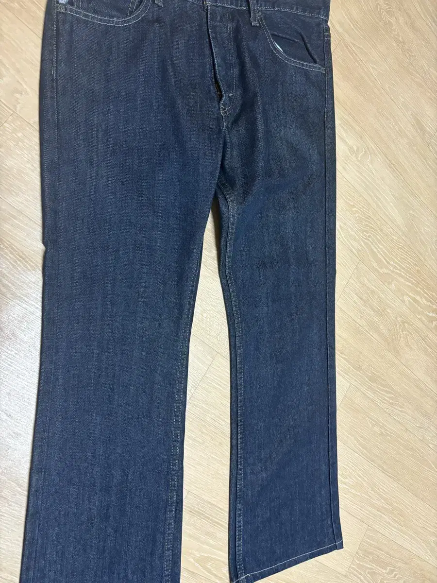 Levi's 527 size 30-33, almost new, selling for $56.00.^^