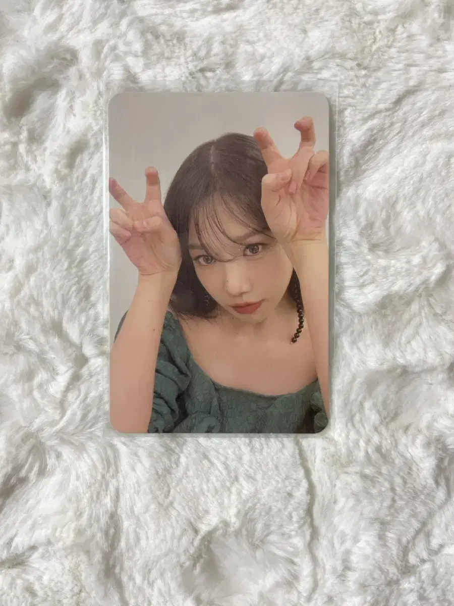 iz*one yuri loveshit album photocard