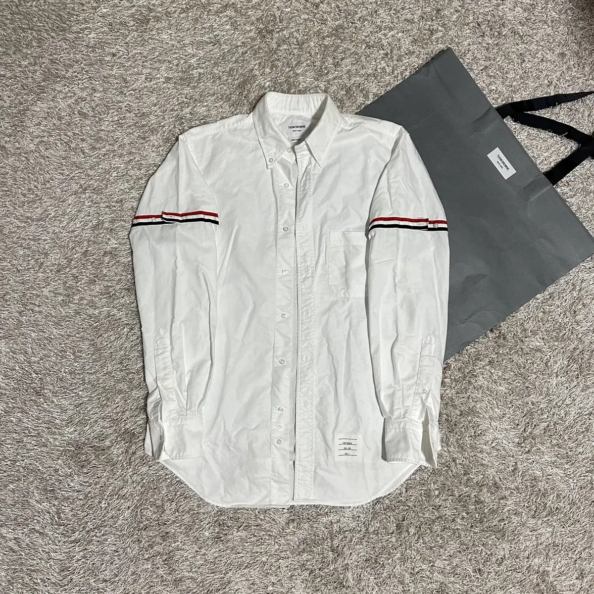 [RIO] Thom Browne Armband Three Stripe Shirt