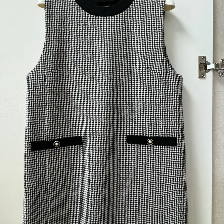 (이성경 착용) FRONTROW_Sleeveless Tweed Dress