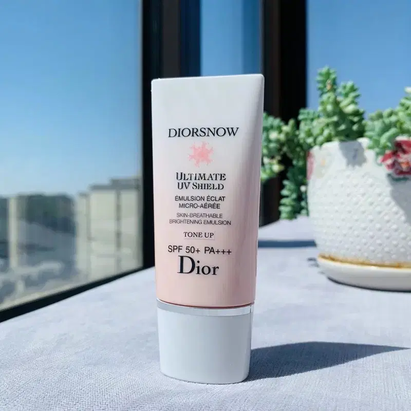 DIOR 스노우 얼티밋 유브이 쉴드 톤업 30ml(SPF50+)