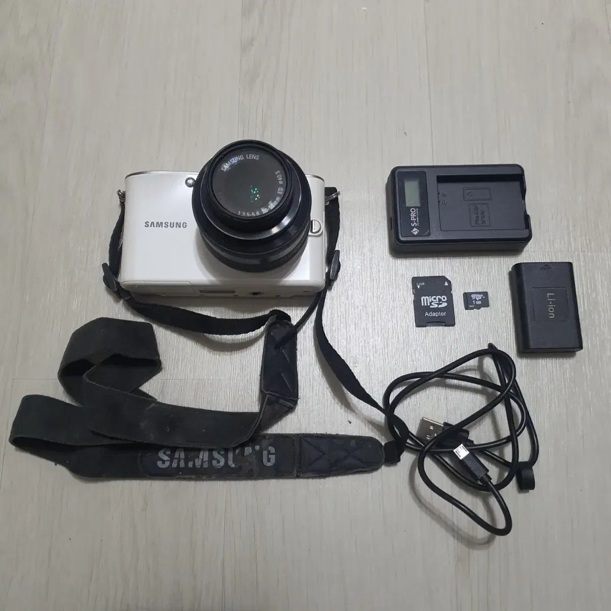 삼성 NX100 미러리스 카메라