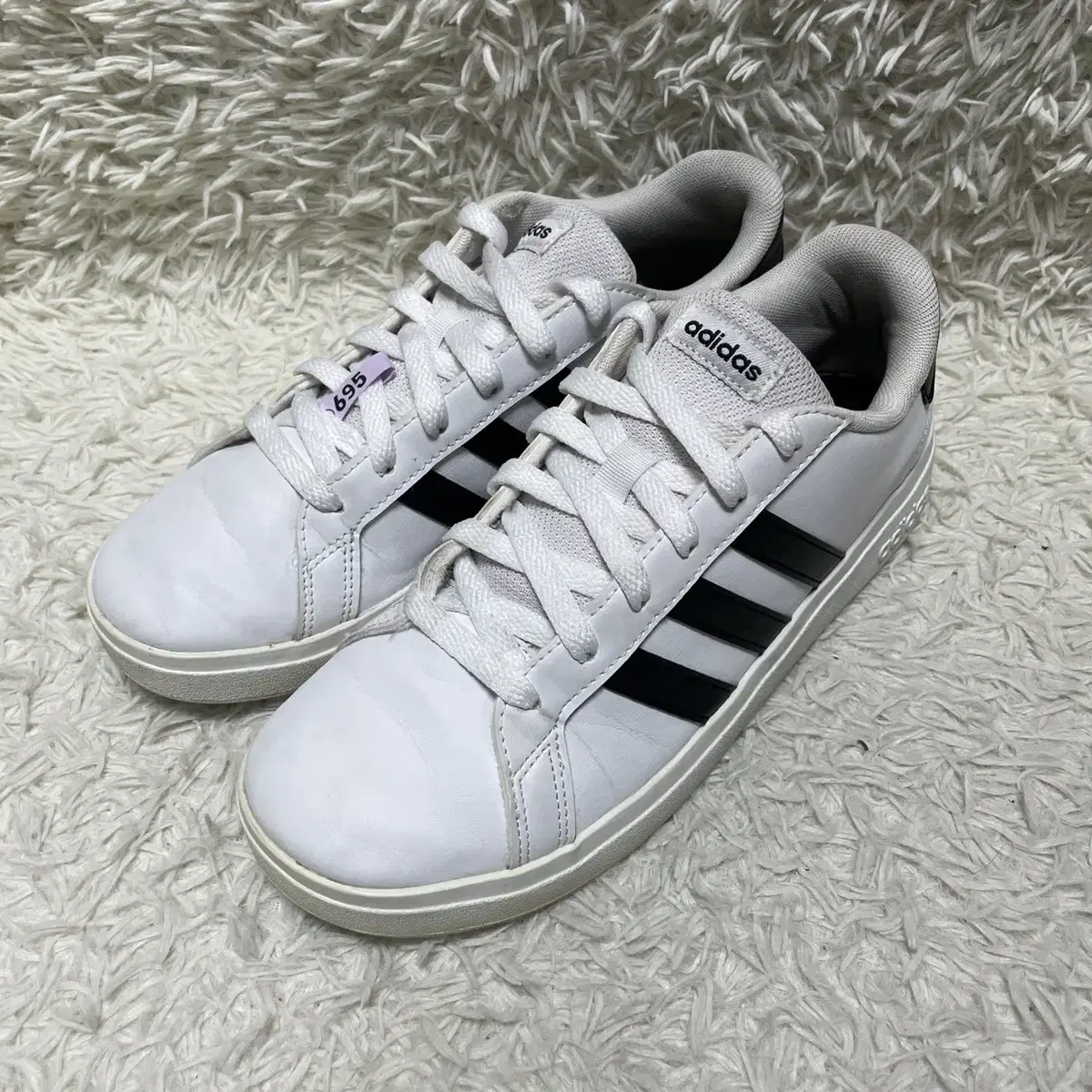 [240] ADIDAS 아디다스 화이트 스니커즈 깔금한스타일 데일리룩