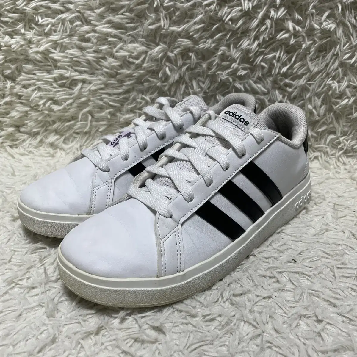 [240] ADIDAS 아디다스 화이트 스니커즈 깔금한스타일 데일리룩