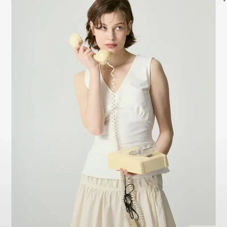 글로니 LILY SHIRRING SLEEVELESS TOP (WHITE)